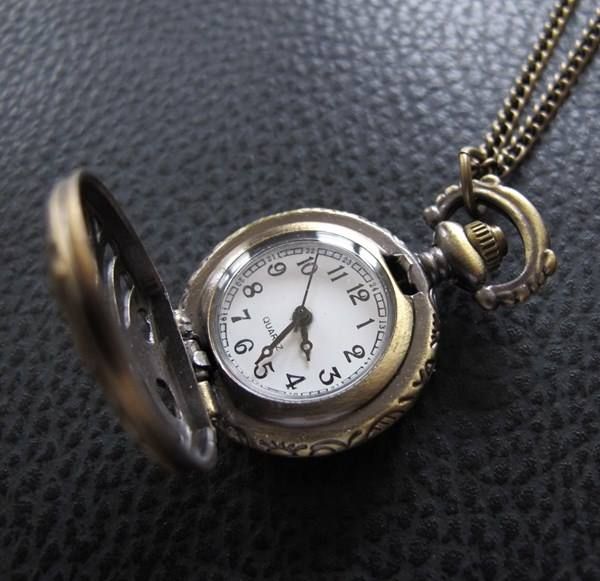 Orologi: Umhängeuhr Gerippe Skelett Gothic Style – Nuovo (secondo la descrizione) da Schwanden GL venduto da UHRKNALL 1
