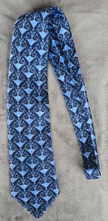 Cravate Lanvin Paris, bleue motifs. 100% soie