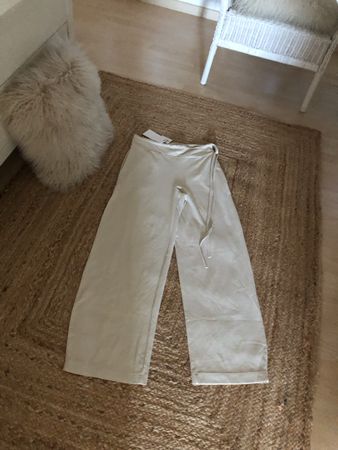 Zara Hose weit geschnitten beige . Gr. S