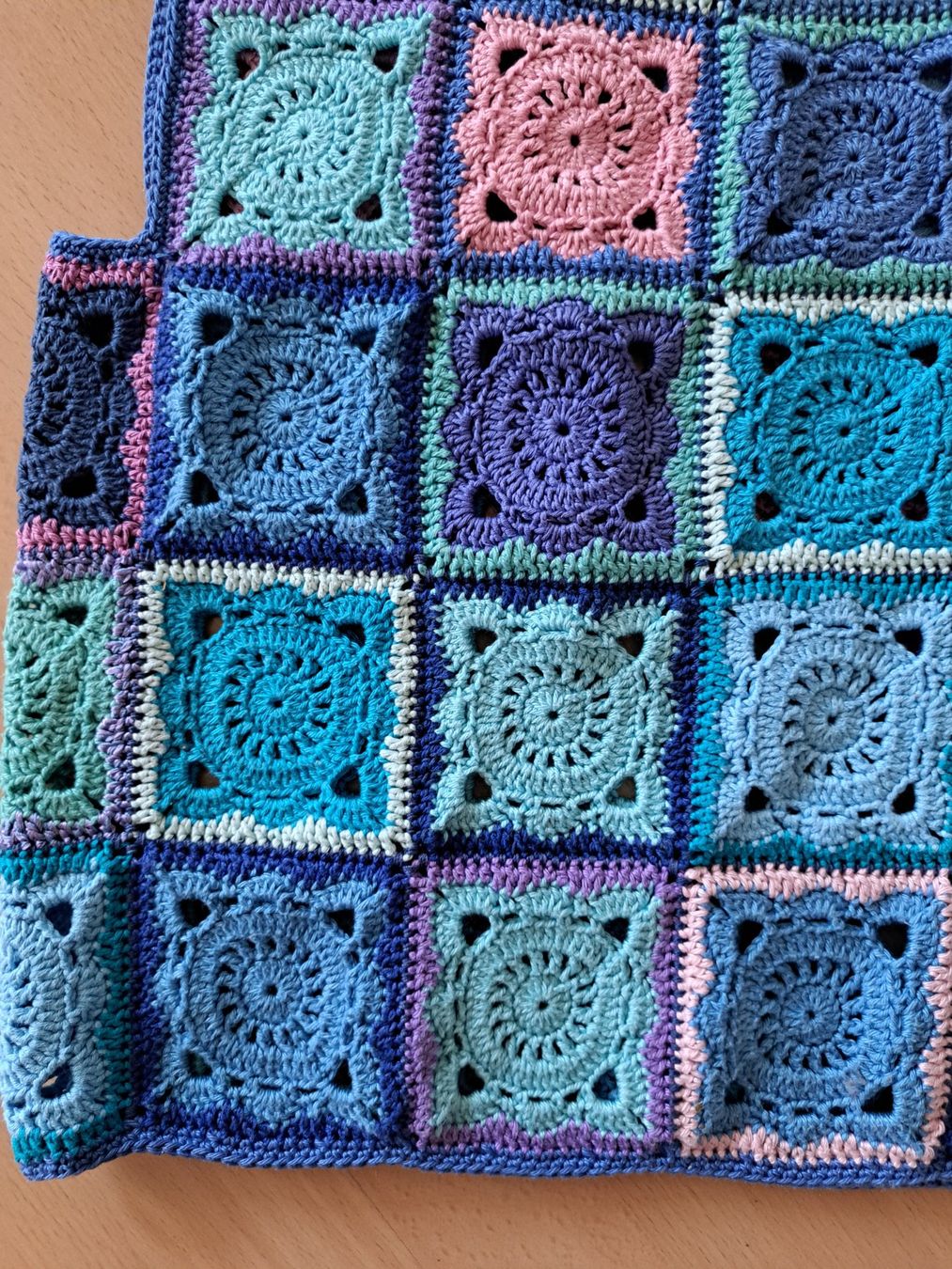 Maglioni & Felpe: Häkelweste im Granny Square Look, handmade, Grösse S – Nuovo (secondo la descrizione) da Schliern b. Köniz venduto da Suena1 1