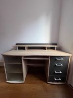 Schreibtisch aus Holz