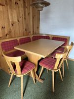 Eckbankgruppe Holz mit Tisch und Stühlen kariert