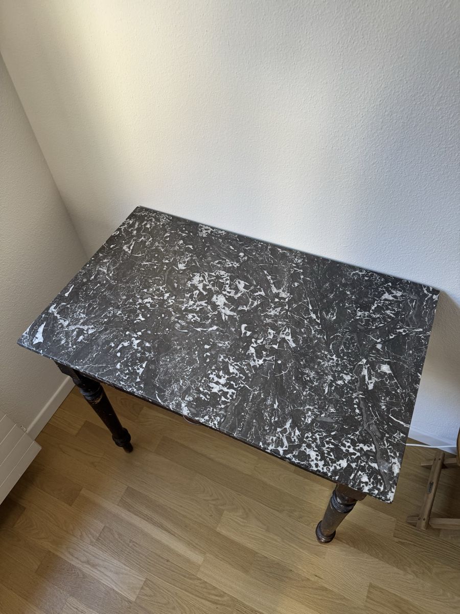 Tavoli: Antiker Tisch mit Marmorplatte – Usato da Basel venduto da hurschlp 4