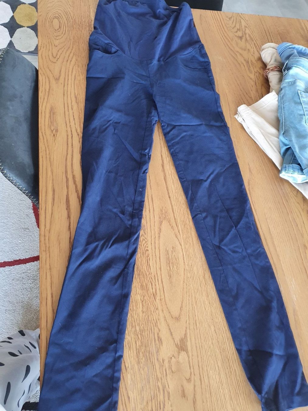 Lotti di vestiti: lots de pantalon de grossesse – Usato da Cheseaux sur Lausanne venduto da pan_skd5 5