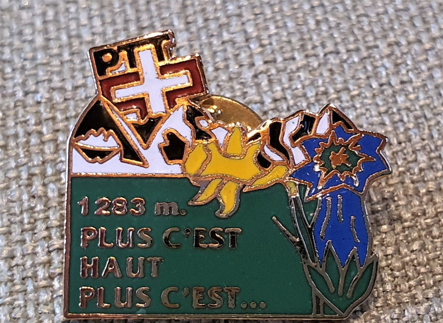 Tops: A434  Pin PTT Plus C.Est Haut Plus C'Est – Gebraucht aus Reinach BL von Boston-Verkauf