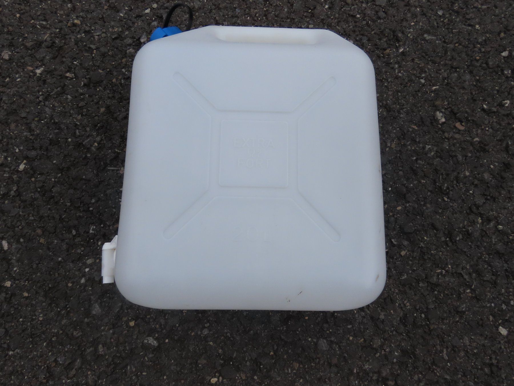 Tränken & Tröge: 2 Wassertank 20 Liter – Gebraucht aus Alpnach-Dorf von Hess-Automobile