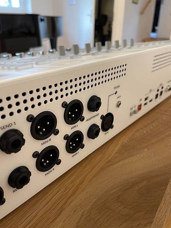 Solid State Logic Console di mixaggio: SSL Nucleus 2  DAW Controller mit Spitzenpreamps – Usato da Suhr venduto da pas_x7zw 3