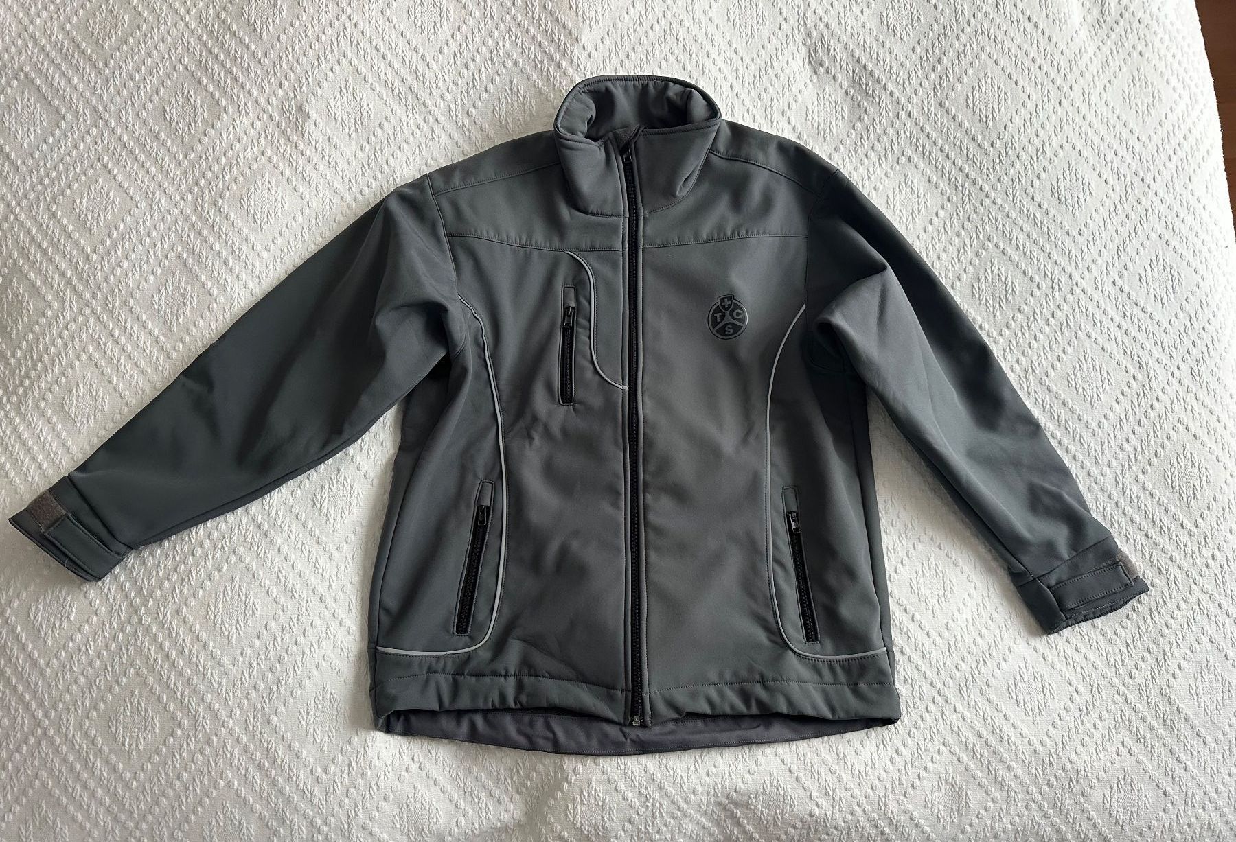Jacken: TCS Softshell Jacke grau mit Taschen – Gebraucht aus Bülach von Jubet 1