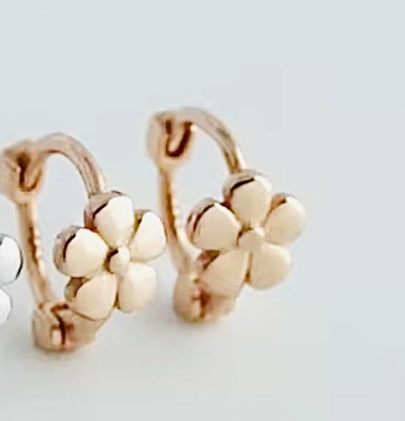 Orecchini pendenti & Orecchini a lobo: Small earrings. Flower Hoops. – Nuovo (secondo la descrizione) da Dübendorf venduto da S1973E
