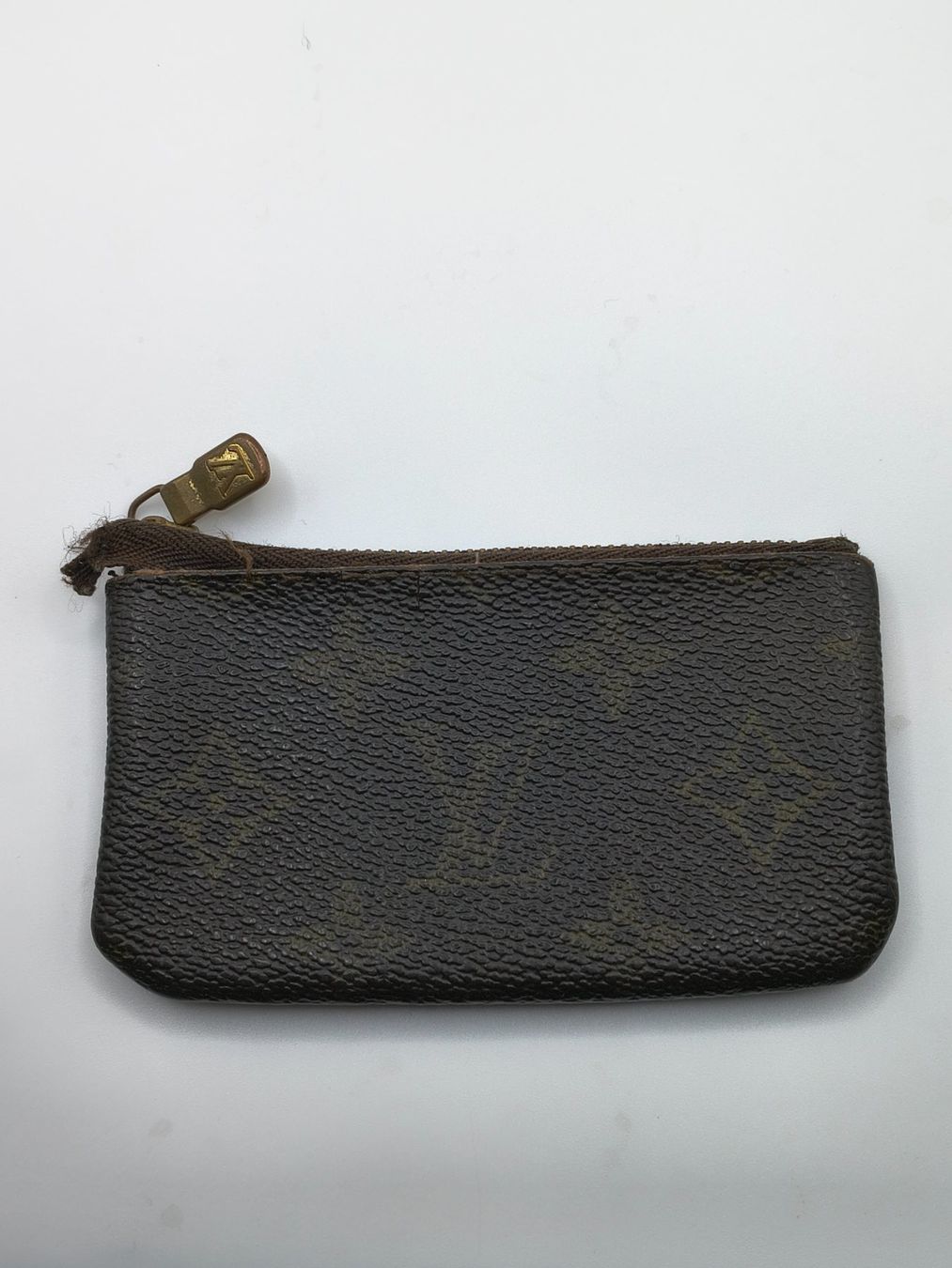 Louis Vuitton Portafogli: Louis Vuitton Monogram Zip Pouch - Heavily Worn – Difettoso da Villars-sur-Ollon venduto da VicJ 1