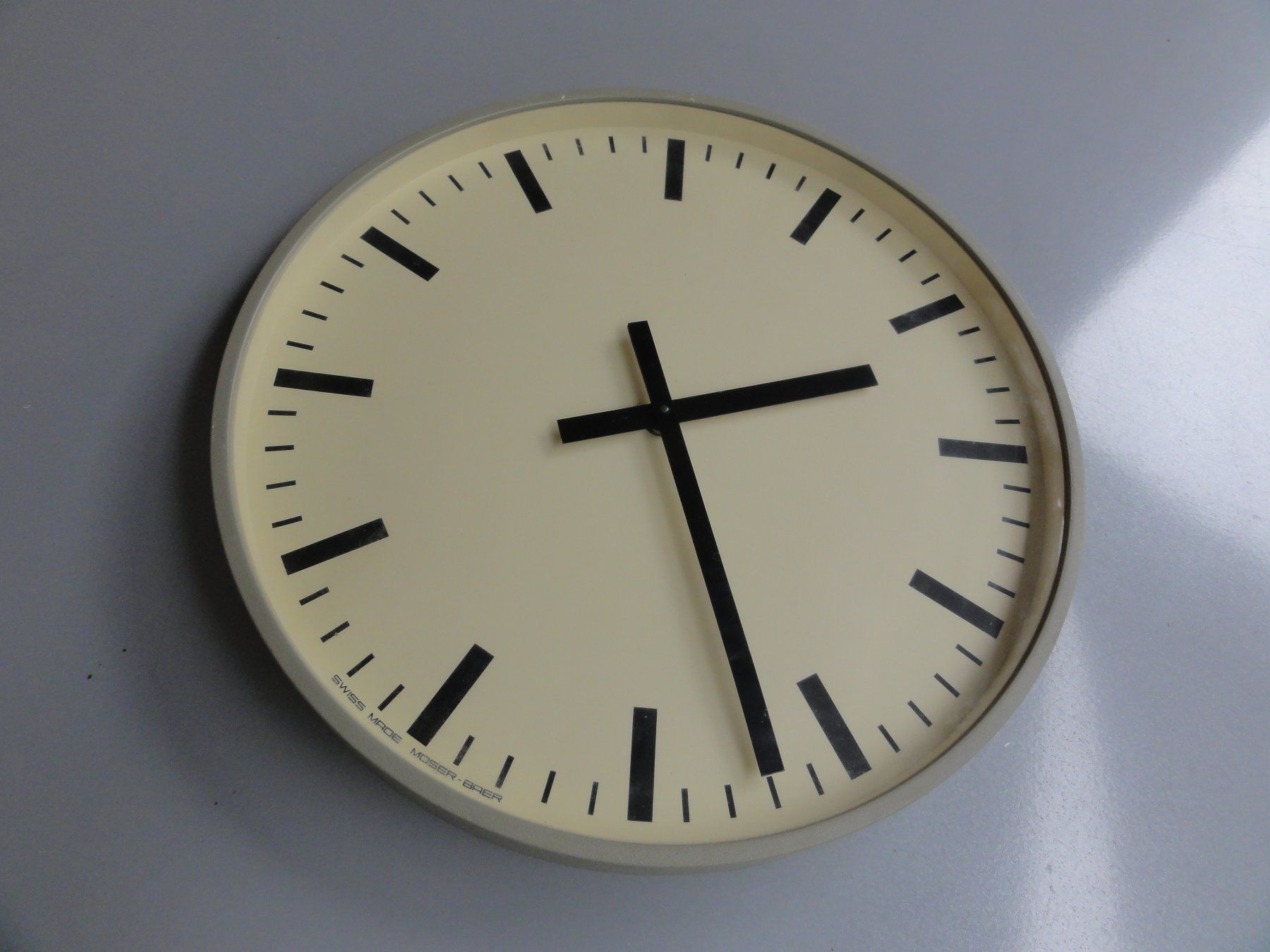 Stand- & Wanduhren: Nebenuhr MOSER - BAER – Gebraucht aus Kriens von Scheiksbir