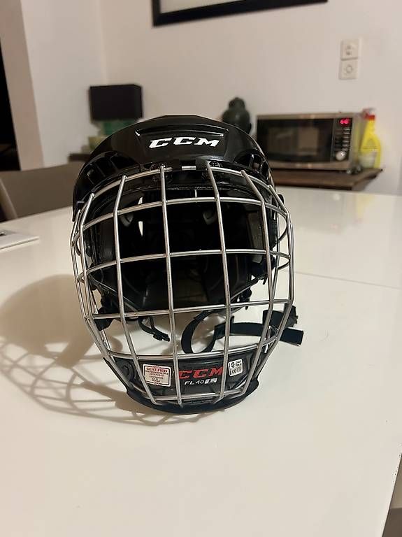 Ccm Caschi: Casque hockey avec cage CCM – Usato da Chêne-Bourg venduto da bro_z9y6 1