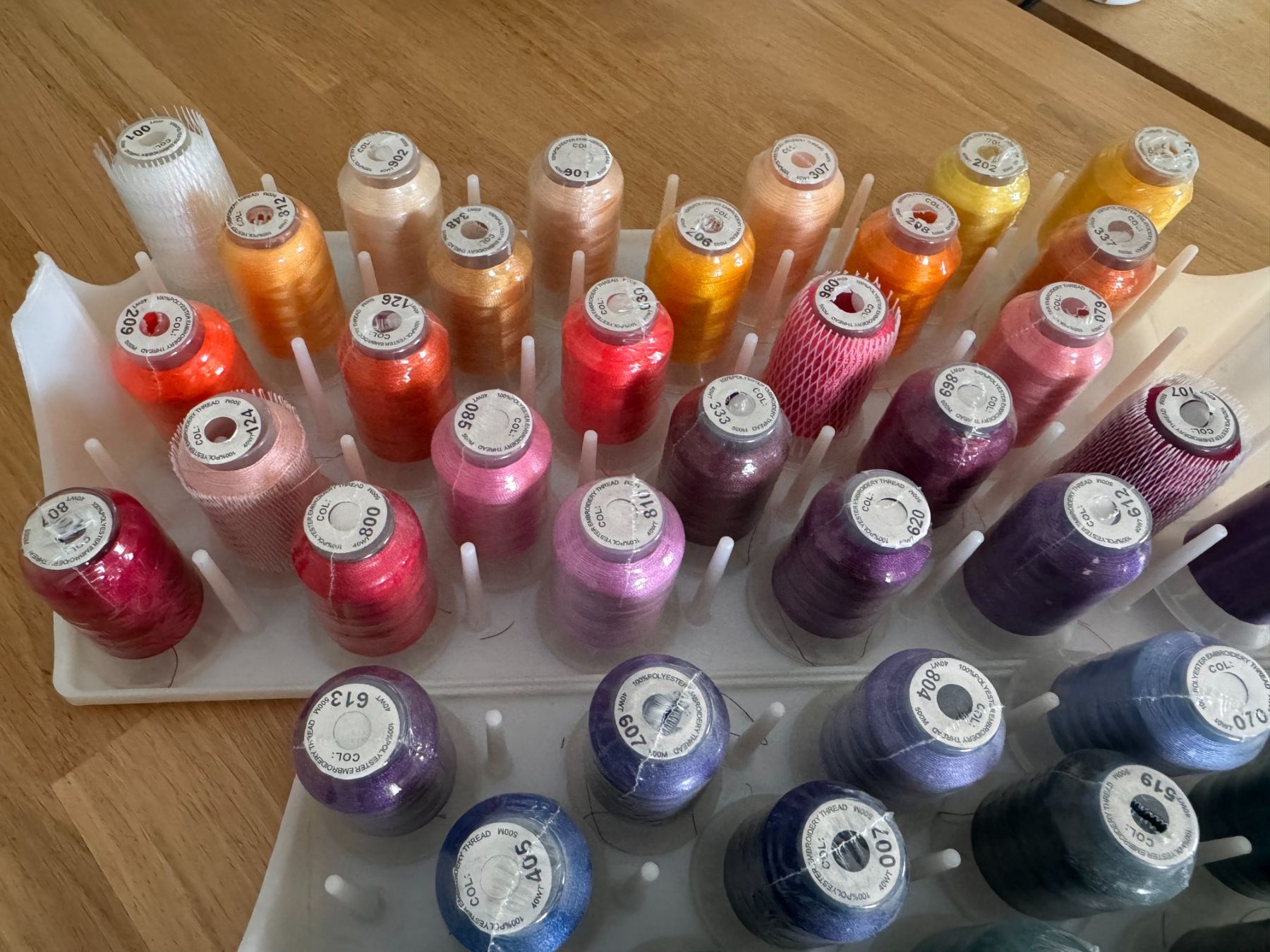 Cordicelle & Fili: 62 Konen / Farben Simthread Stickgarn 40WT 500m - neu – Nuovo (secondo la descrizione) da Frenkendorf venduto da Niqe 1