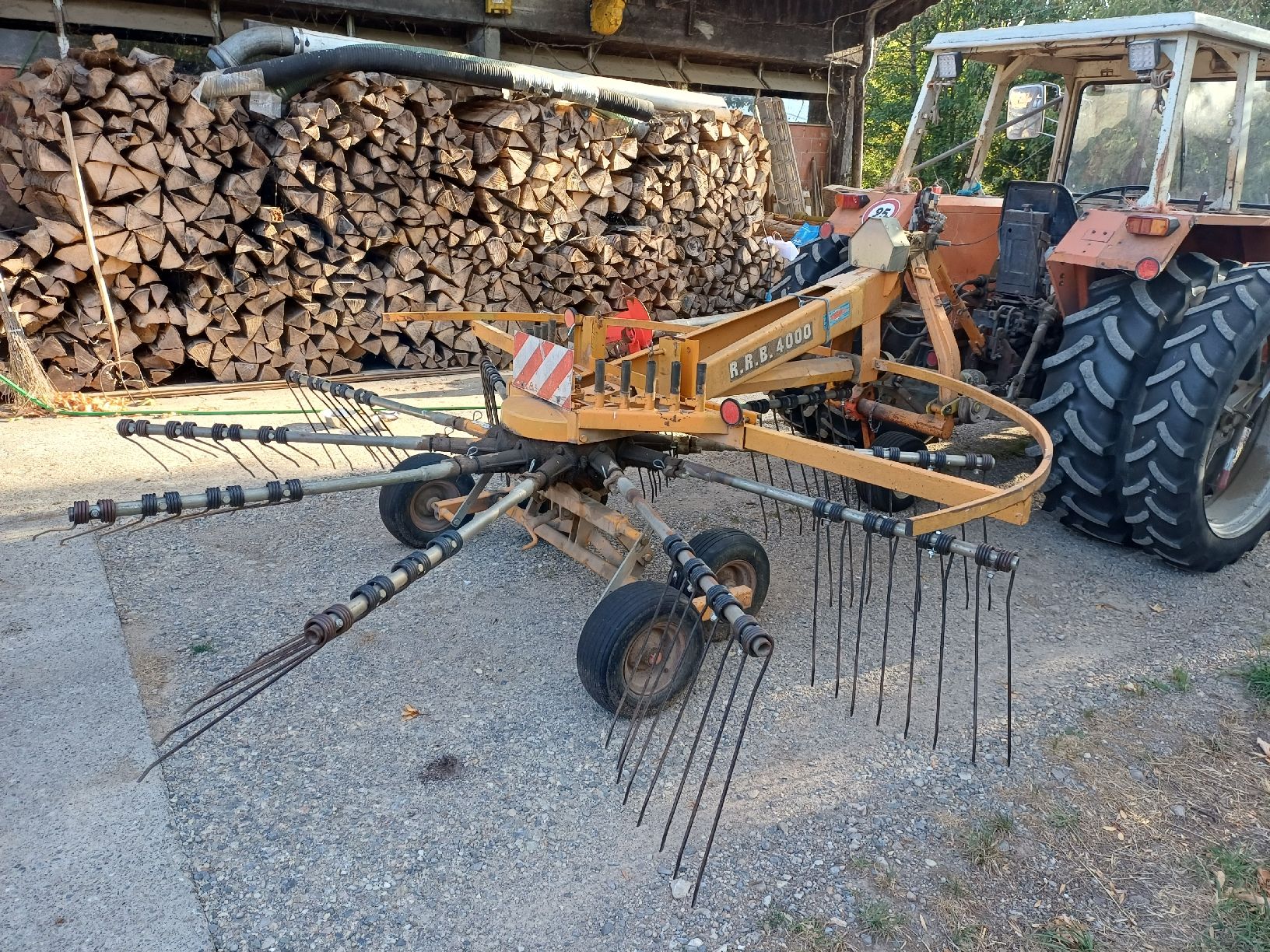 Raccolta foraggio grezzo: Kreiselschwader Borello 4.00 – Usato da Gansingen venduto da Schde 6