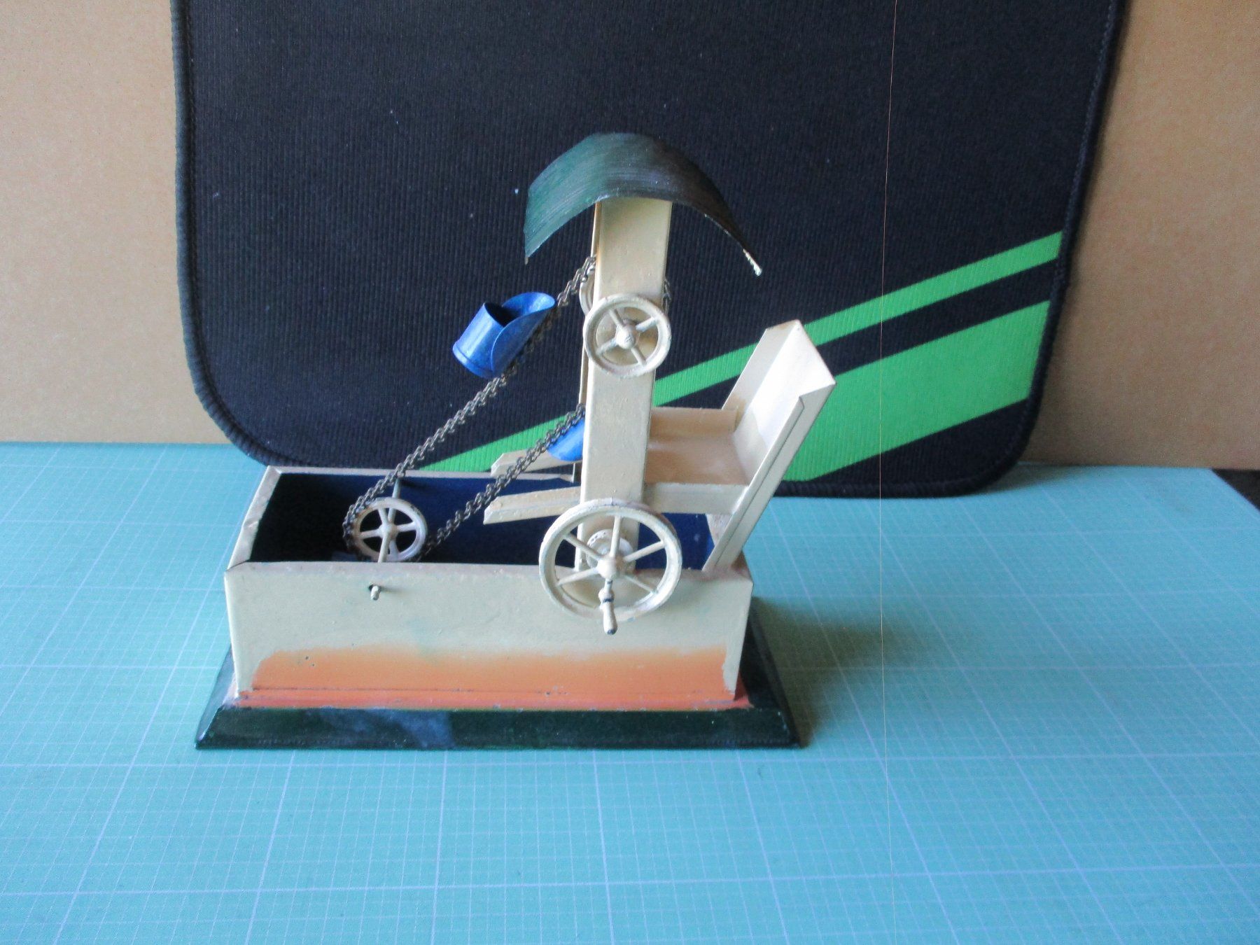Kit di modellismo & Modellini statici: Antriebsmodel  Wasserbrunnen Blechspielzeug – Usato da Ottikon Gossau ZH venduto da hokuspokus 3