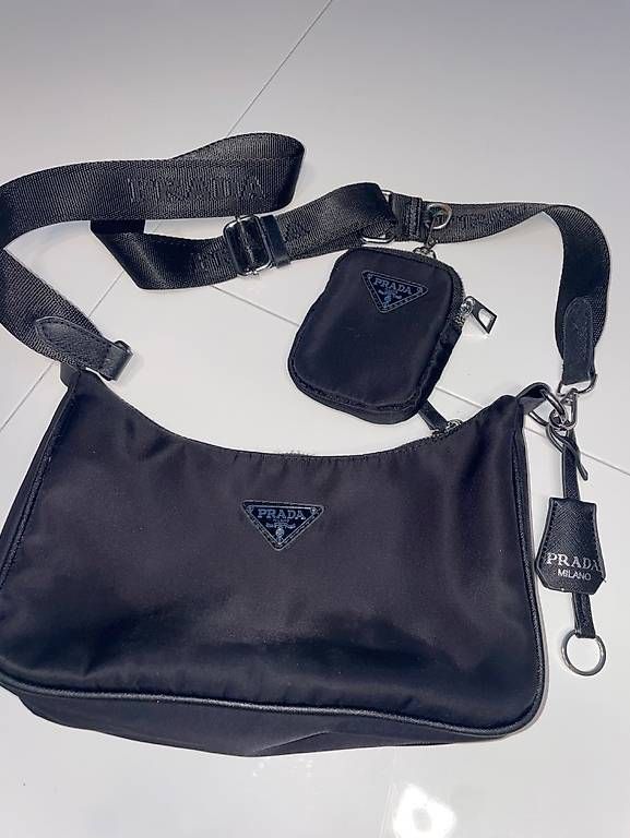 Prada Taschen: PRADA NYLON SCHULTERTASCHE MIT MINI-POUCH – Gebraucht aus Ebikon von lau_vnq7