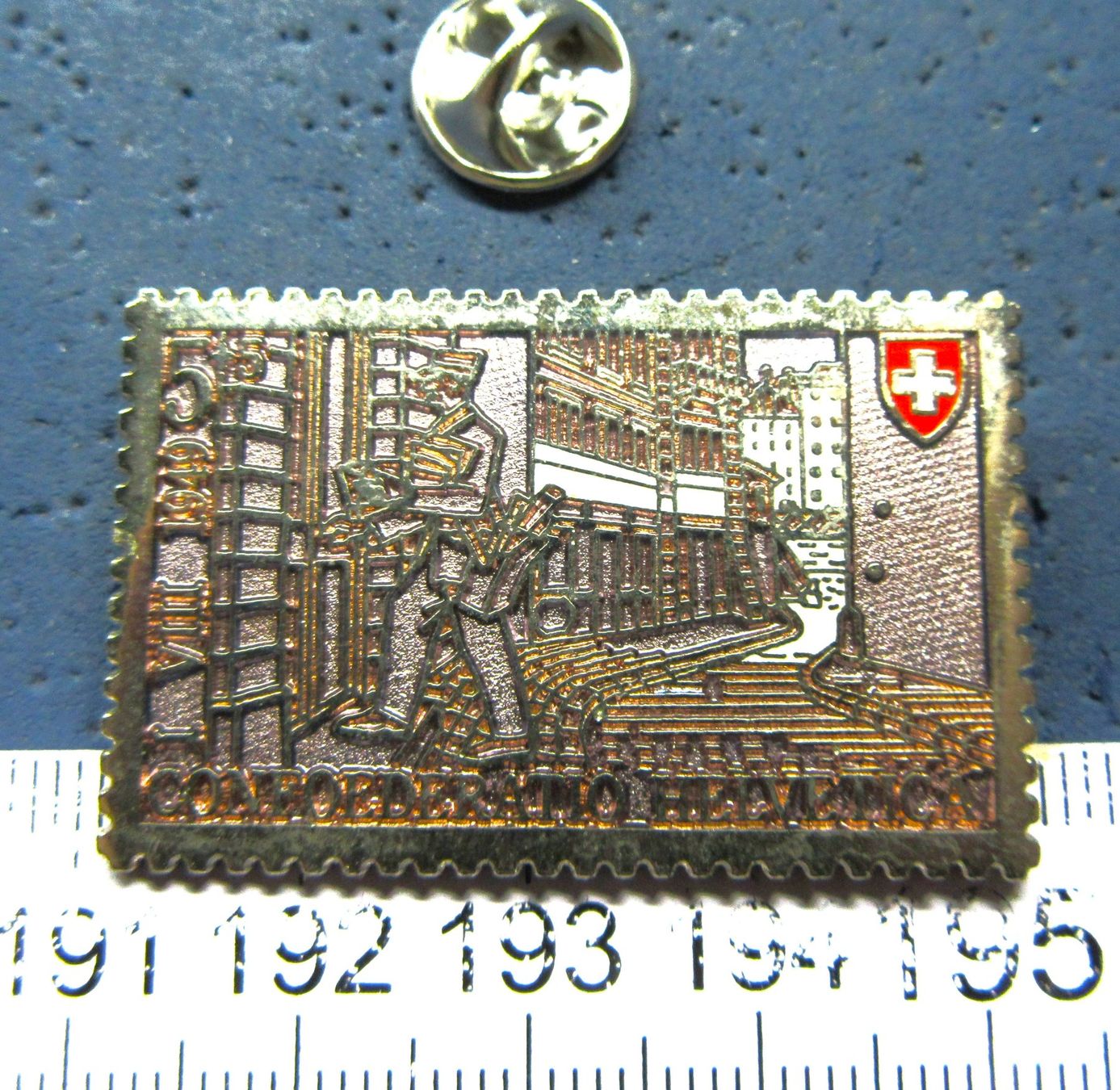 Swiss Plaketten & Abzeichen: BRIEFMARKEN PIN GEPRÄGT POSTBOOTE BRIEFTRÄGER 1949 – Gebraucht aus Ettingen von Hausi4711