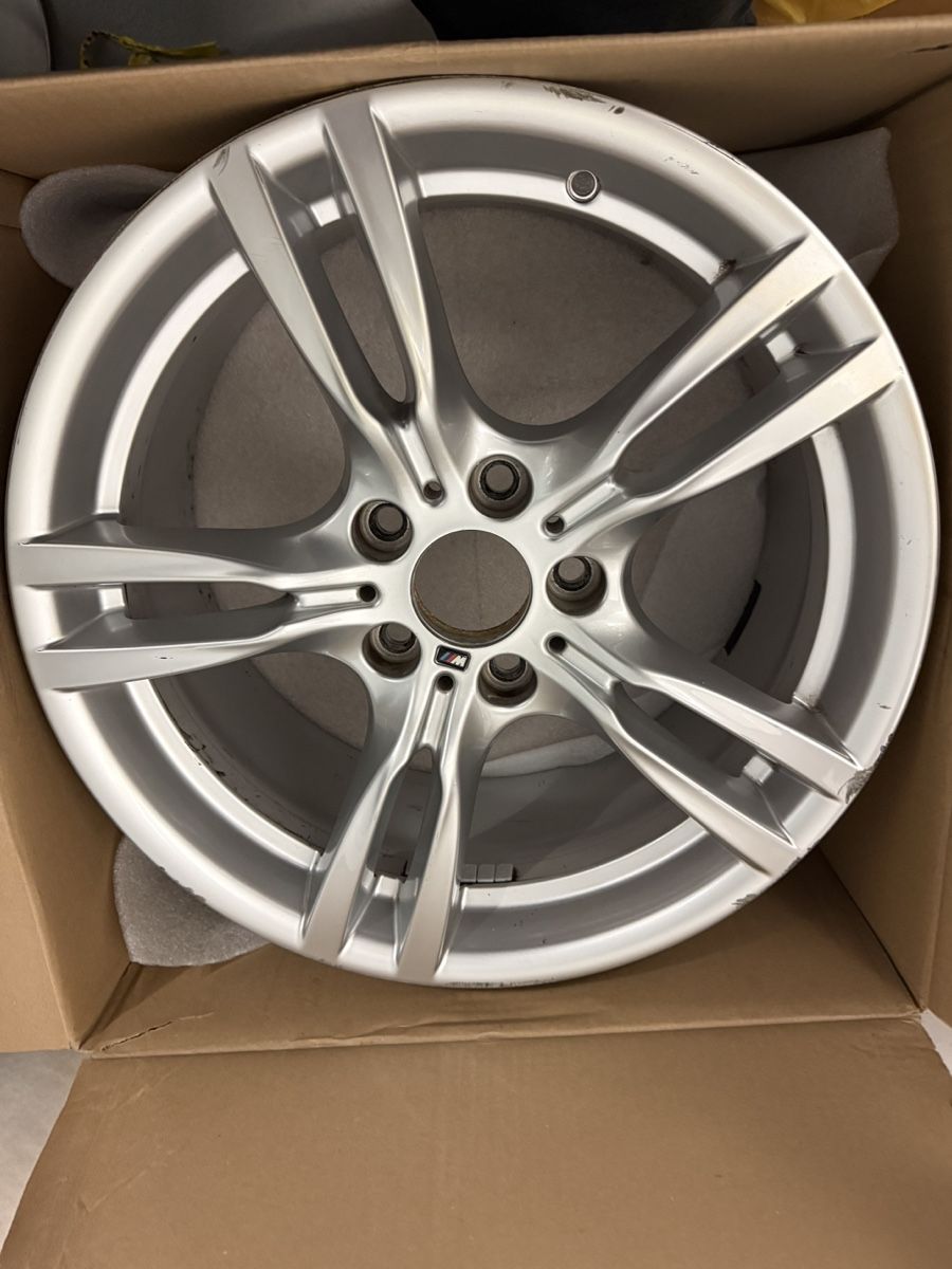 BMW Cerchioni: Alufelge silber 5-Speichen Design mit Starken Kratzer – Usato da Embrach venduto da Ana_ferreira