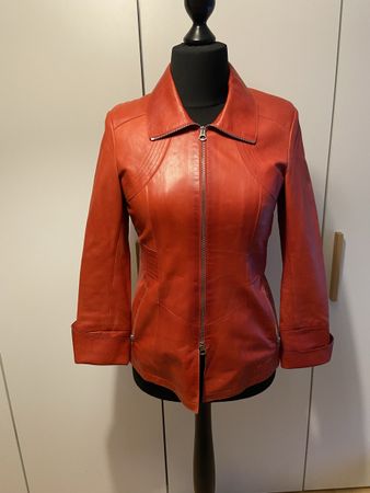 Schöne rote Lederjacke