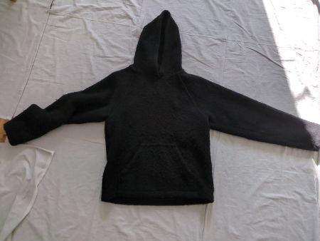 Schwarzer Kapuzenpullover aus 100% Merinowolle