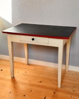 Charmanter Vintage-Tisch mit schwarzer Linoleum Tischplatte