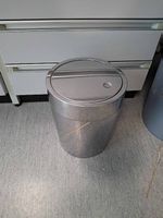  Pattumiera in acciaio inox con coperchio a bascula