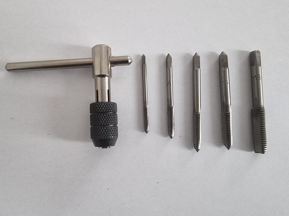 Tous les outils: Gewindebohrer Set inklusive Windeisen – Neuf avec emballage d'origine à Eglisau par 20788