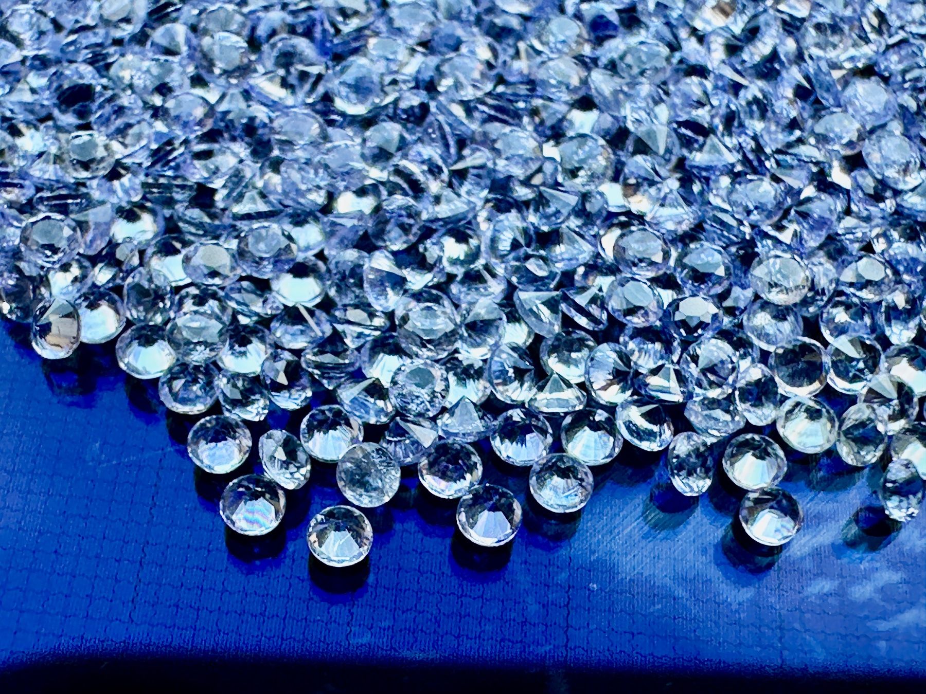 Pietre preziose: 100 St fein Facettiert geschliffene Tansanit  Pointer 1,5 mm – Nuovo (secondo la descrizione) da Langenthal venduto da Seelenfreunde