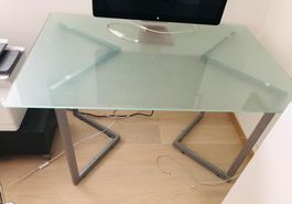 Table de bureau en verre/Bürotisch aus Glas_INTERIO