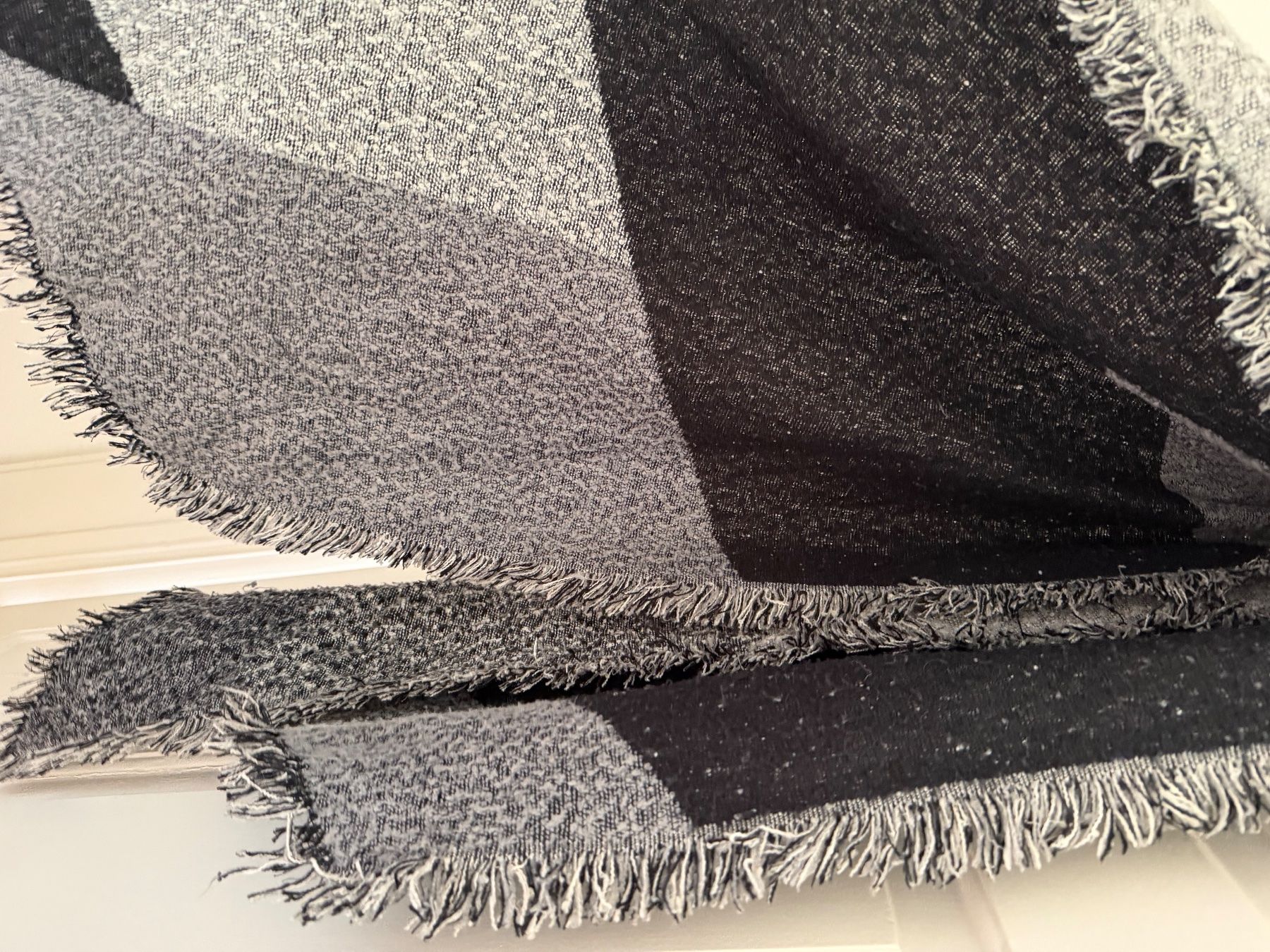 Foulards, Tücher & Schals: Grosser Schal grau schwarz gemustert – Gebraucht aus St. Gallen von giu_5xcq 1