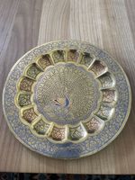 Vergoldeter Teller mit Pfau-Motiv