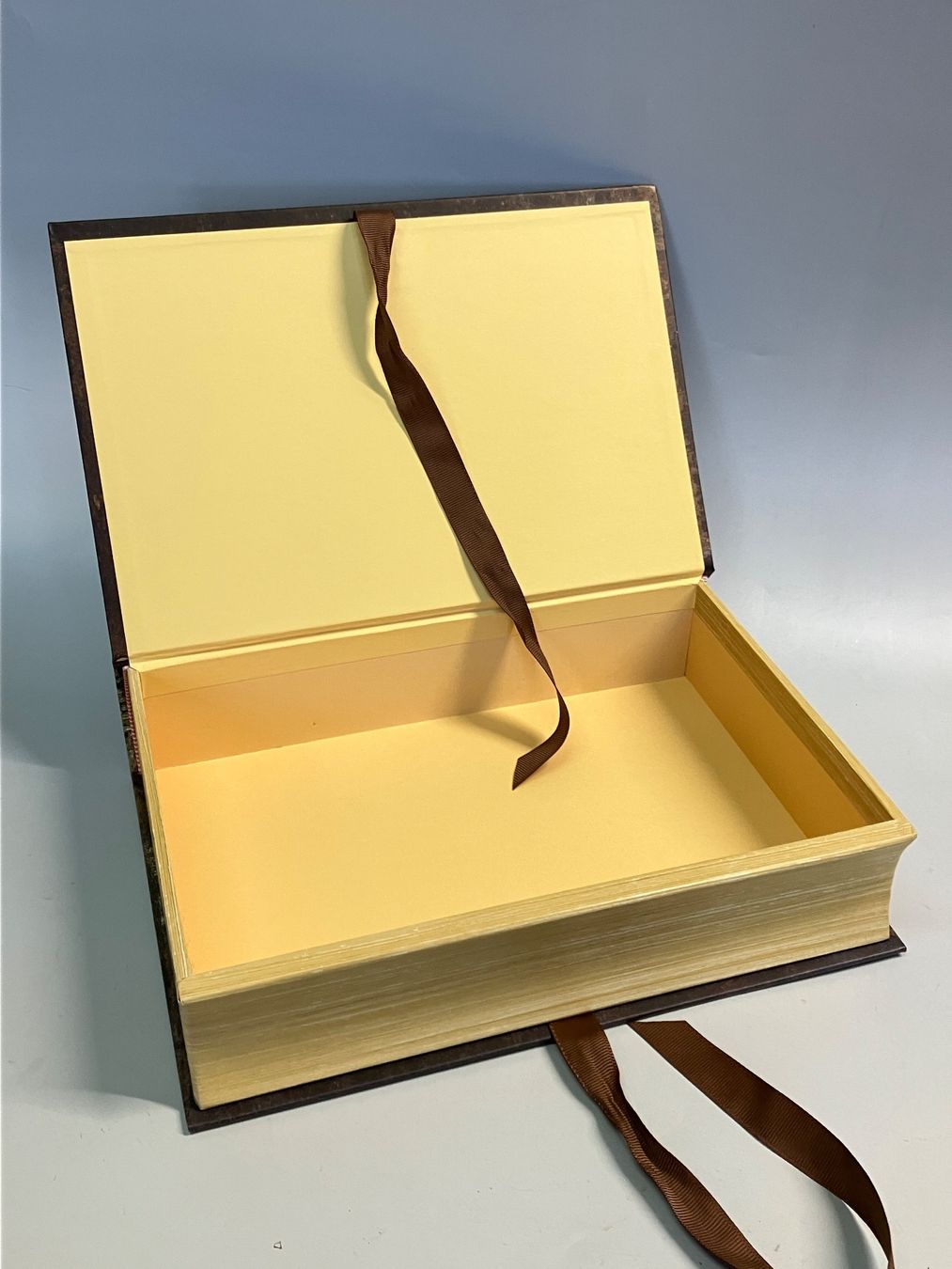 Libri: Buch Schatulle Atrappe mit Geheimdeckel – Usato da Horw venduto da luzernicus 3