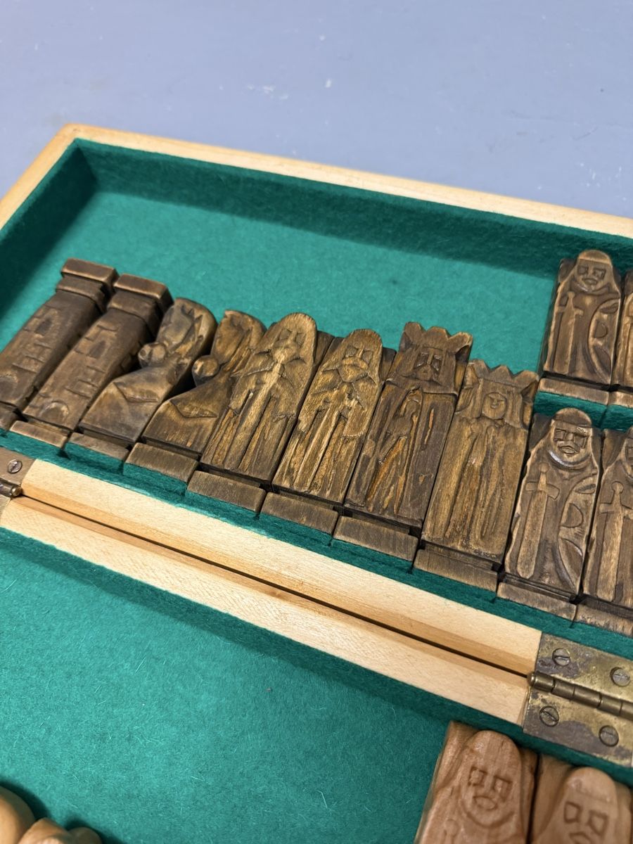 Spiele: Handgeschnitztes Schachspiel aus Holz - Einzigartiges Design – Gebraucht aus Brüttisellen von stanos 8