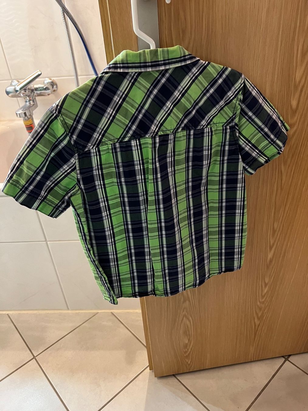 Hemden, T-Shirts & Polos: Hemd Gr. 122, kurzärmlig – Gebraucht aus Wallisellen von Kaktus8304 1