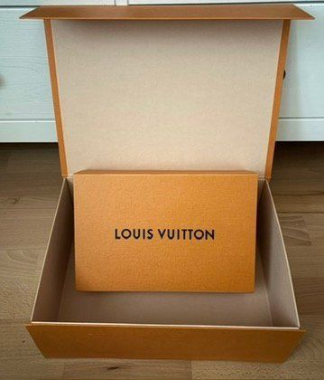 2 LOUIS VUITTON Schachteln und 3 Papiertaschen