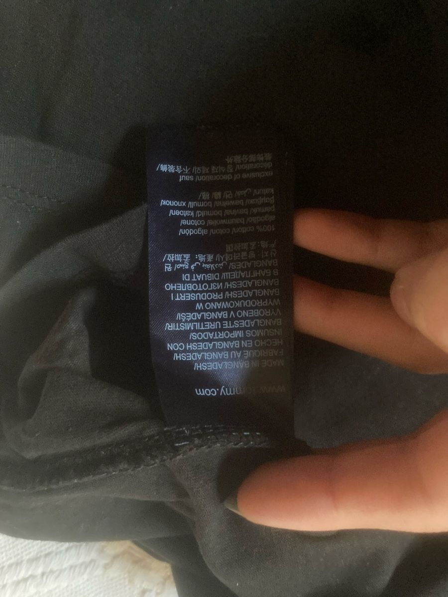 Tommy Hilfiger T-shirt: T-shirt col en V – Nuovo e nell'imballaggio originale da Cortébert venduto da col_h56s 2