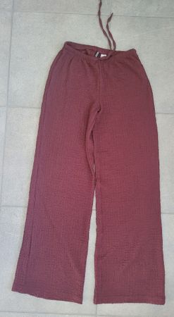 Bequeme, schön sitzende DEVIDED Hose Weinrot Grösse XS
