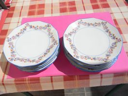 12 anciennes assiettes à dessert en porcelaine diam.18 cm.