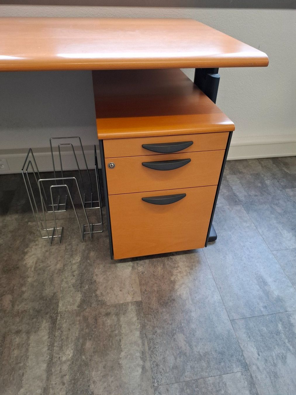 Scrivanie: 003 Eckbürotisch mit 2 Korpusse mit Bürostuhl – Usato da Derendingen venduto da Meisterstuecke 3