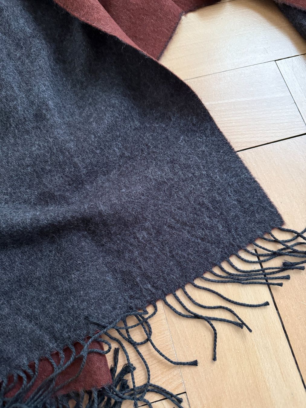 Foulard & Sciarpe: ZARA - Schal weinrot-dunkelgrau weich – Usato da Zürich venduto da Diazaio 2