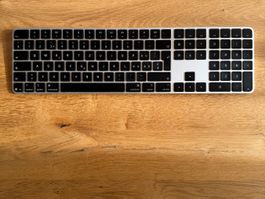 Magic Keyboard mit Touch ID und Ziffern­block Schwarz/Silber