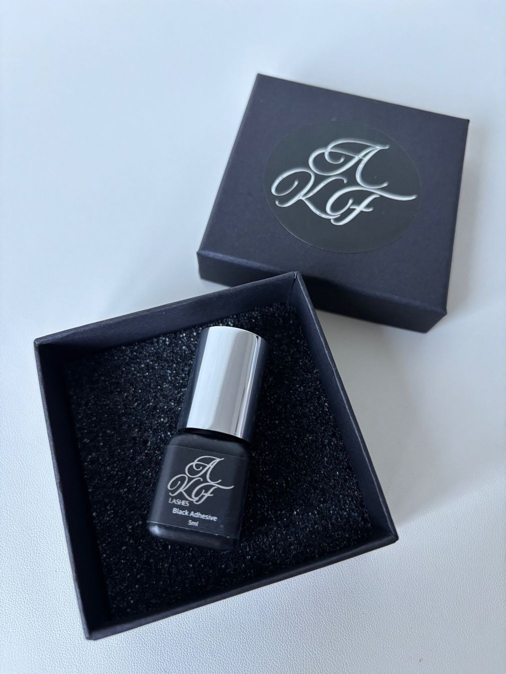 Make-up: AKF Lashes - professional black adhesive, 5ml – Nuovo e nell'imballaggio originale da Collombey venduto da Cards07