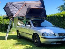 Auto (Volvo V70) und Dachzelt
