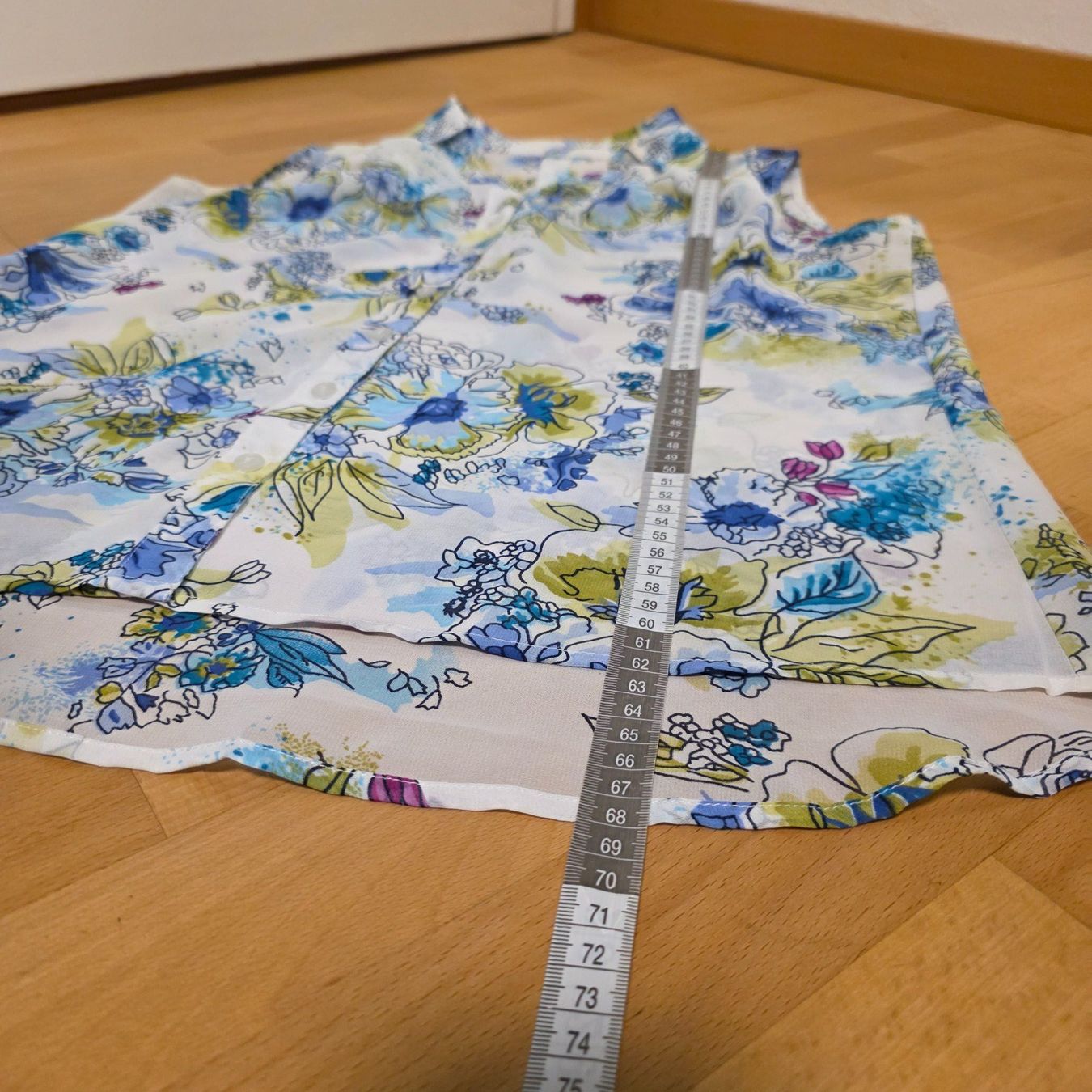 Camicette: Ärmellose Bluse mit Blumenmuster, asymmetrisch, M – Usato da Wald ZH venduto da CapLux 7
