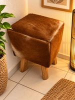 Hocker mit Fellbezug braun und Holzbeinen quadratisch