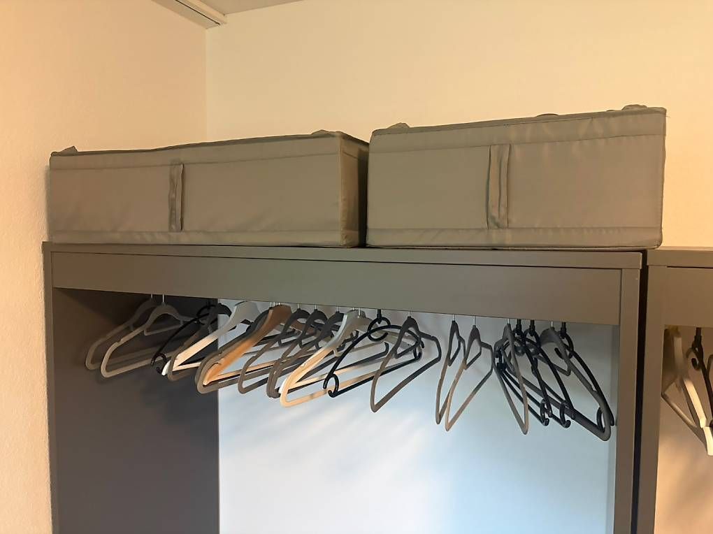 Armoires: Kleiderschrank  – D'occasion à Ostermundigen par dom_q2z7 1