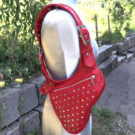 kleine rote Schultertasche für Damen, Revolverbag mit Nieten