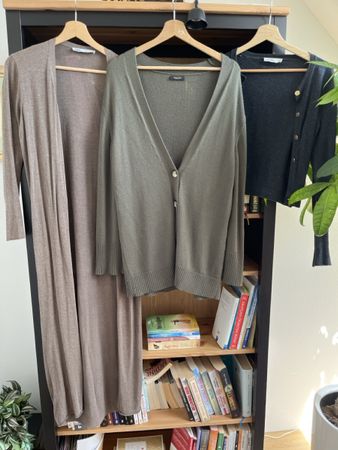 Drei Strickjacken Zara und Massimo Dutti Grösse S