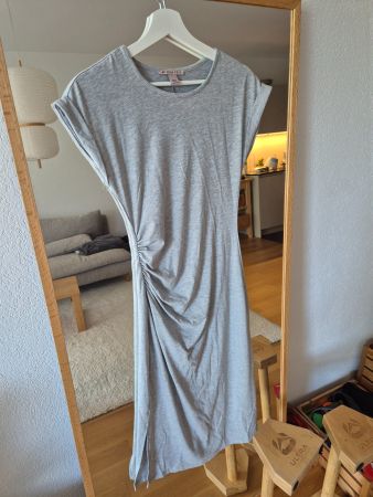 Graues Anna Field Kleid – figurbetont und wadenlang