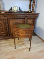 Eleganter Beistelltisch im Louis XVI Stil mit Leder